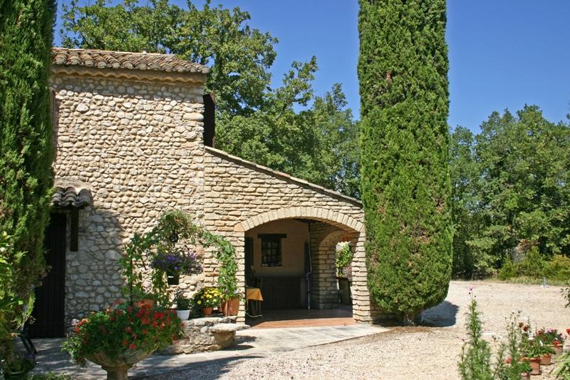 Luberon, on a 15.800 m² flat piece of land, old silkworm nursery converted and renovated